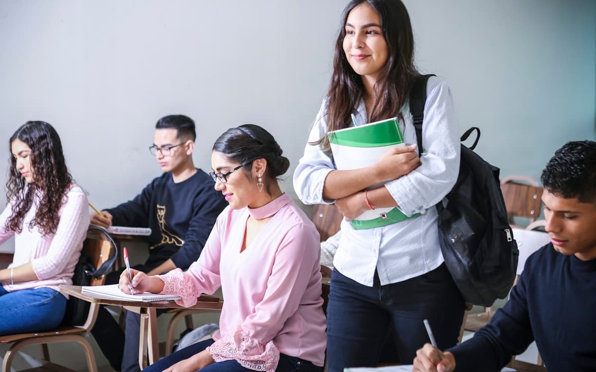 Estudiantes universitarios con su docente en aula
